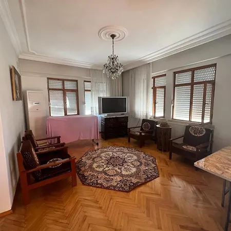 Spacious 2 Bedroom 1 Living And Dining 1 Sitting 1 Bath Appartement