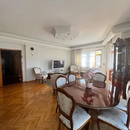 Spacious 2 Bedroom 1 Living And Dining 1 Sitting 1 Bath Φετιγιέ