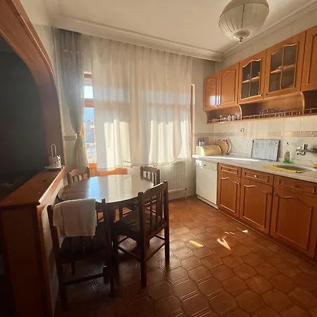 Spacious 2 Bedroom 1 Living And Dining 1 Sitting 1 Bath Φετιγιέ